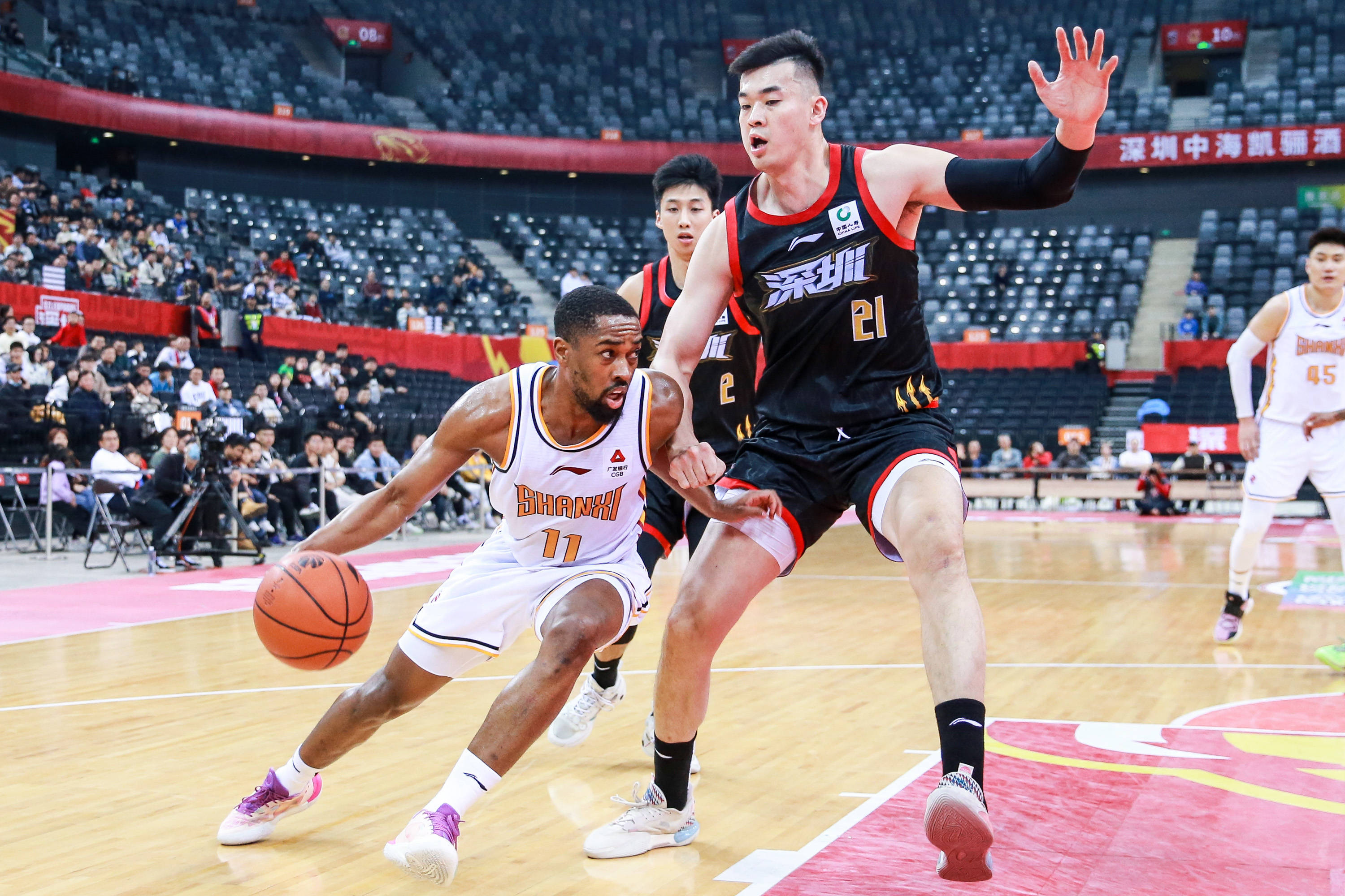 防守端也因 防守端也因